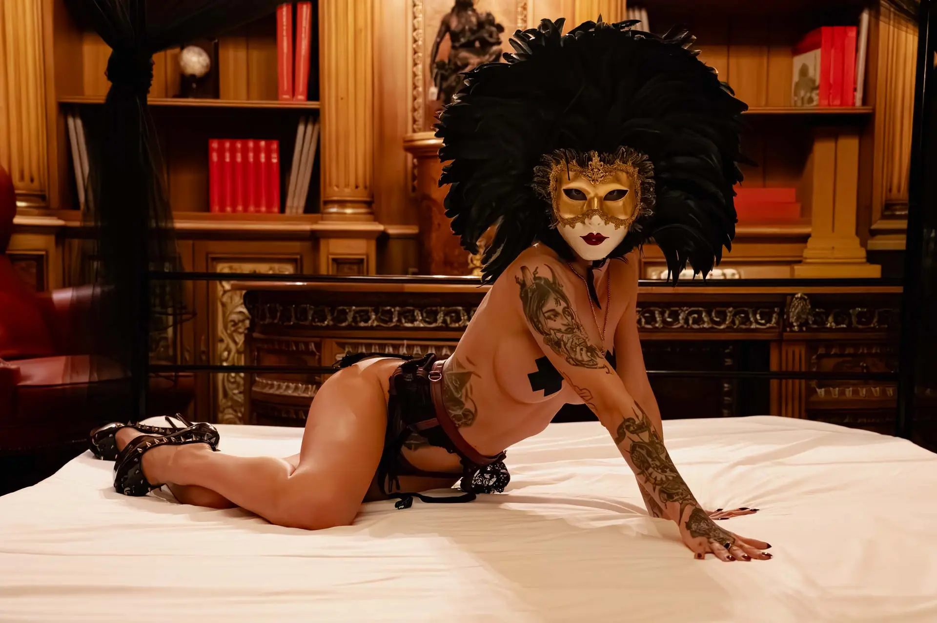 Ritratto ambientato boudoir per book performer a Verona e Brescia: modella in vestaglia di velluto rosso distesa su divano d'epoca dorato.
